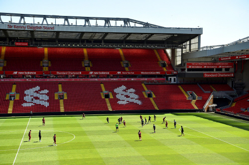 EPL, 재개 전 클럽 간 평가전 허용…심판은 코칭스태프가, 이동은 자차로