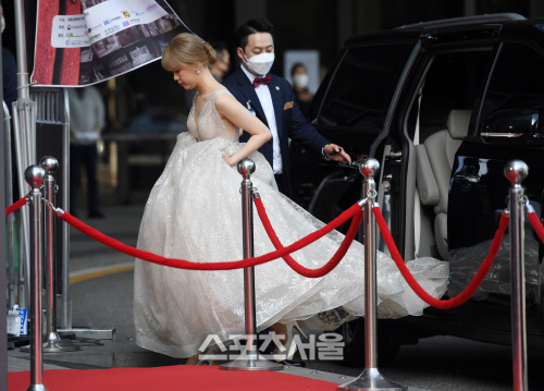 [포토]정다은, 긴 드레스 끌고