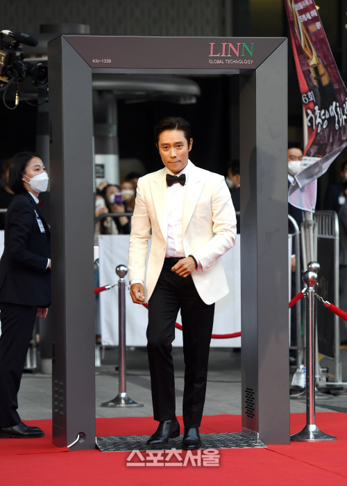 [포토]대종상 영화제 이병헌, 코로나19 예방을 위해...