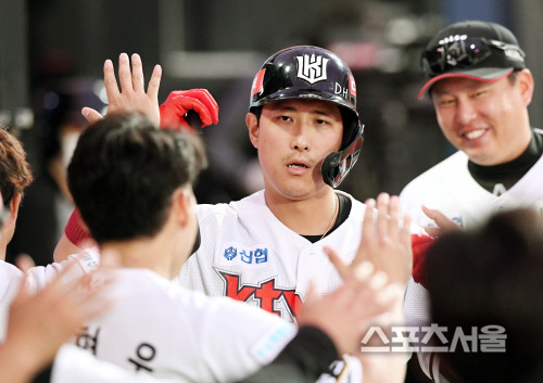 [포토] kt 황재균, 시즌 2호 홈런포~