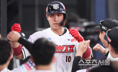 [포토] kt 황재균, 넘기고 왔어요~
