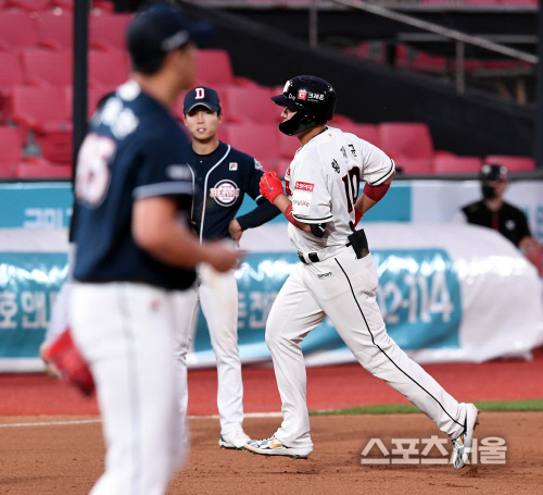 [포토] kt 황재균, 이용찬 상대로...시즌 2호 홈런!