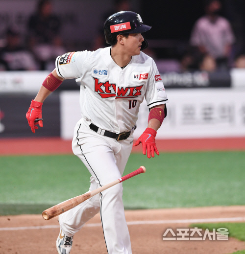 [포토] kt 황재균, 3-0 리드 벌리는...솔로 홈런!