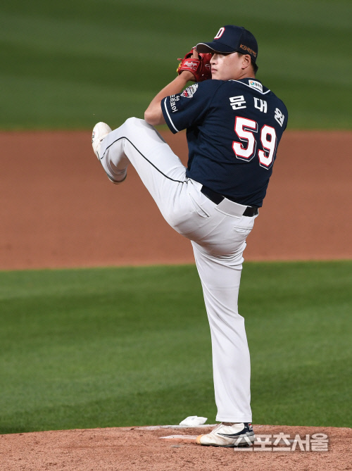 [포토] 두산 문대원, 187cm 장신에서 뿜어져나오는...