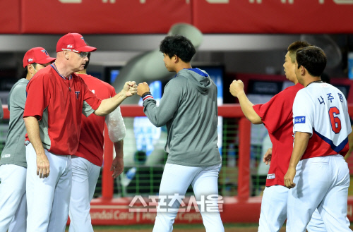 [포토] KIA 윌리엄스 감독, 2승 거둔 임기영과 하이파이브