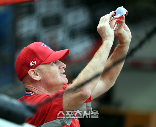 [포토] 윌리엄스 감독 \'뭐 묻은거 없지?\'