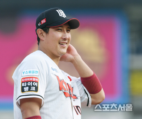 [포토] kt 황재균, 연승을 기대하는 미소~