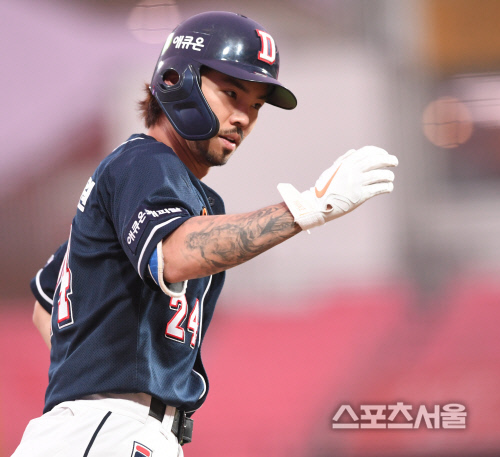 [포토] 두산 오재원, 8-1로 리드를 벌리는 스리런 홈런!