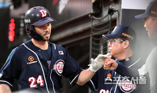 [포토] 두산 오재원, 홈런 하이파이브~