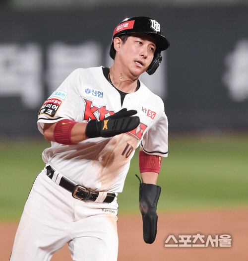 [포토] kt 황재균, 득점을 위해 뛰어라~