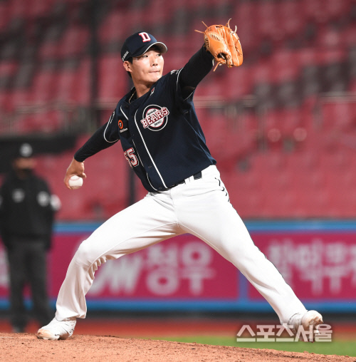 [포토] 두산 이승진, 9회 승리에 마침표를!