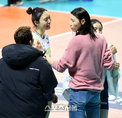 [포토] 김연경 \'효진, 다영아 수고했어\'