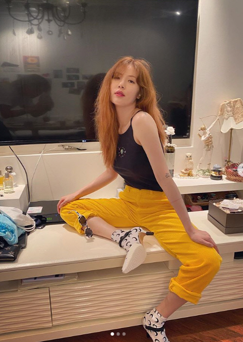 현아, 존재 자체가 섹시..시크+도도 매력[★SNS]