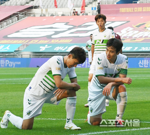 [포토] 전북 이동국, 뜻깊은...골 세리모니?