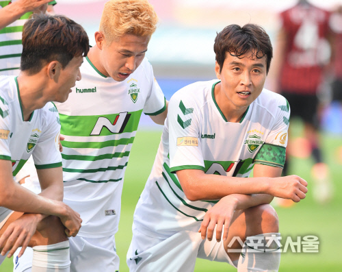 [포토] 전북 이동국, 인종차별에 항의하는...골 세리모니!