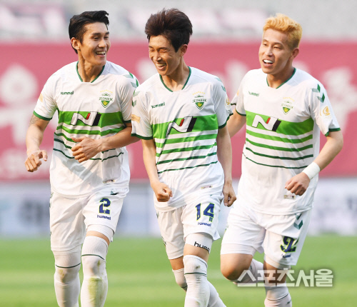 [포토] 전북 이승기의 추가골, 입가에 번지는 미소!