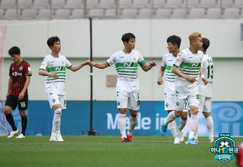 서울 무너뜨린 '이동국 멀티골'…전북, 4-1 압승