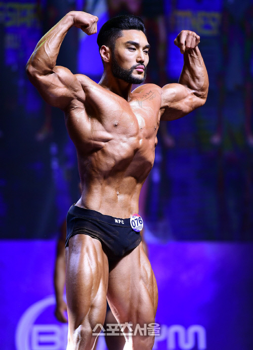 최강근육맨 김정욱, 피트니스스타 프로카드를 저격중![포토]