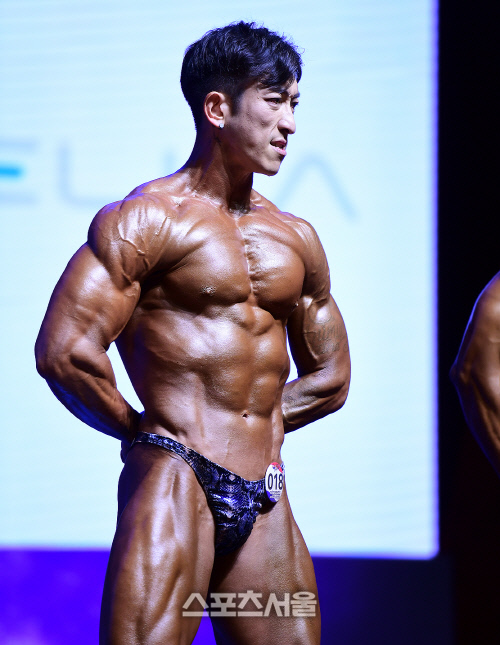 언청난 가슴근육을 자랑하는 손용우, 이정도는 돼야 피트니스스타에 출전하지..[포토]