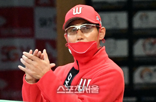 [포토] SK 염경엽 감독, 승리가...보인다!
