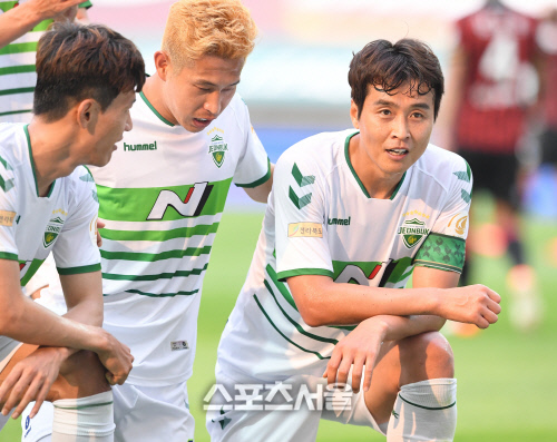 2경기 쉬고 '2골 맹활약' 이동국, '차별 반대' 메시지까지…괜히 스타가 아니다