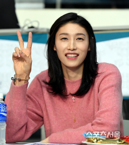 [포토] 장충 GS칼텍스-현대건설 전 직관 온 김연경 \'깜찍 브이\'