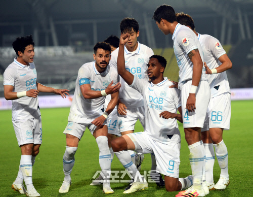 [포토] 에드가, 골 넣은 후 인종차별 반대 세리머니