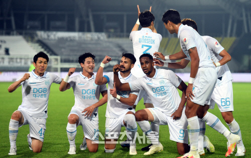 [포토] 골 에드가 '인종차별 반대 세리머니'