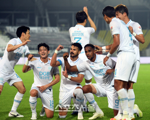 [포토] 골 에드가 '인종차별 반대 세리머니'