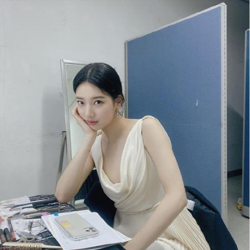 '매일 물오른 美모' 수지, 흰 드레스와 도도한 표정으로 여신포스[★SNS]