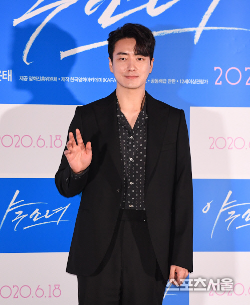 [포토] 이준혁, 손인사~