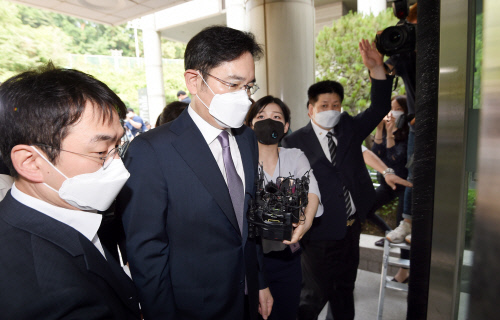 '불법 승계 의혹' 이재용 부회장 영장 기각…법원 "구속 소명 부족"