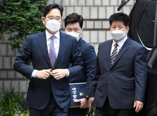 이재용 구속영장 기각에 검찰 "아쉬워" VS 변호인단 "혐의 소명 안돼"