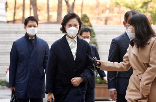 이명희 전 일우재단 이사장, 징역 2년 6월 구형