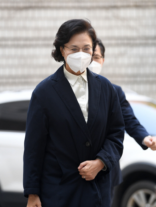 '화분 던지고, 발로 차고..' 검찰, 직원 상습폭행 이명희씨 징역 2년6개월 구형