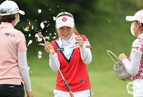 우승 축하 꽃잎 세례받는 이소영 (1)