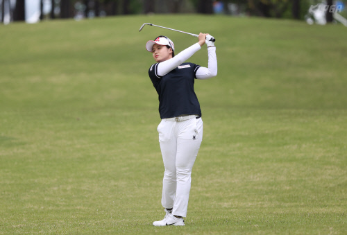 최혜진 1번홀 아이언샷 날리고 있다