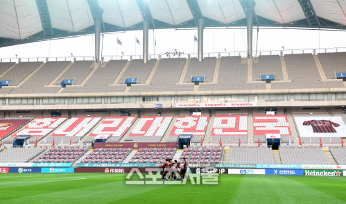 [포토]무관중 경기 열리는 서울월드컵경기장, \'힘내라 대한민국\'