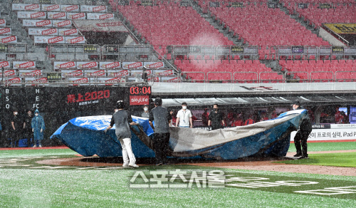 [포토]폭우 쏟아지는 KT-KIA 경기, 5회말 이후 중단