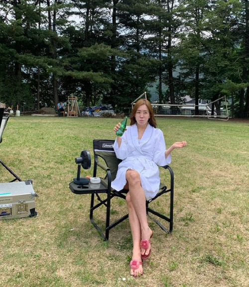 김정은, 샤워가운에도 빛나는 각선미 "너무 더워 한 잔 중"[★SNS]