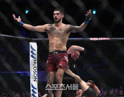 찰스 쥬르뎅, 최두호 상대로 TKO 승