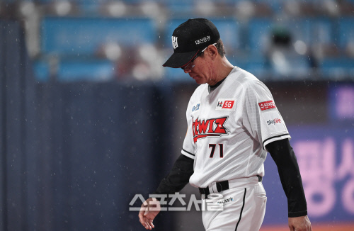 [포토]고개 떨군 KT 이강철 감독, 팀은 6연패