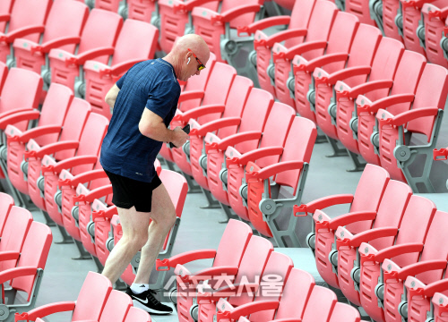 [포토] KIA 윌리엄스 감독 \'원정 경기 도착하자마자 체력 훈련\'