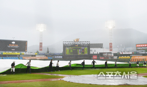[포토] 폭우 쏟아지는 대전 구장, 한화 이글스의 연패 기록은?