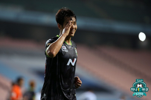 '이동국 4호골' 전북, 인천 잡고 1위 수성…포항은 상주에 4-2 승(종합)