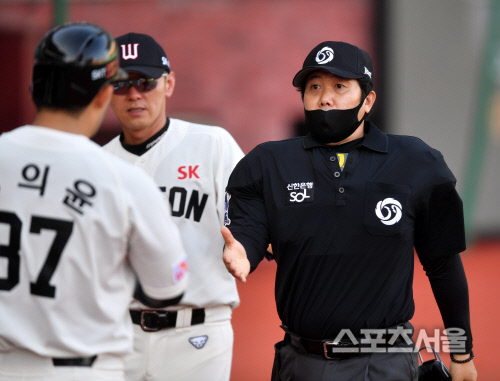 [포토]배트 부러트린 정의윤, 판정불만으로 인식한 박근영 심판