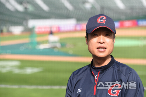 [포토]두산과의 홈 경기에서 개막 6연승 노리는 롯데 허문회 감독