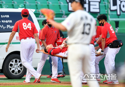[포토]9회초 주루플레이 도중 부상이탈 류지혁