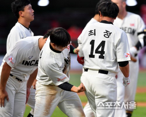 [포토]'끝내기홈런' 최정에게 주먹 날리는 동생 최항