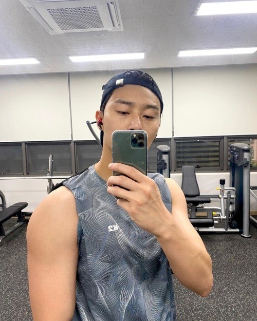 박서준, 근육질 몸매로 남성미 뿜뿜 "박새로이는 어디?"[★SNS]